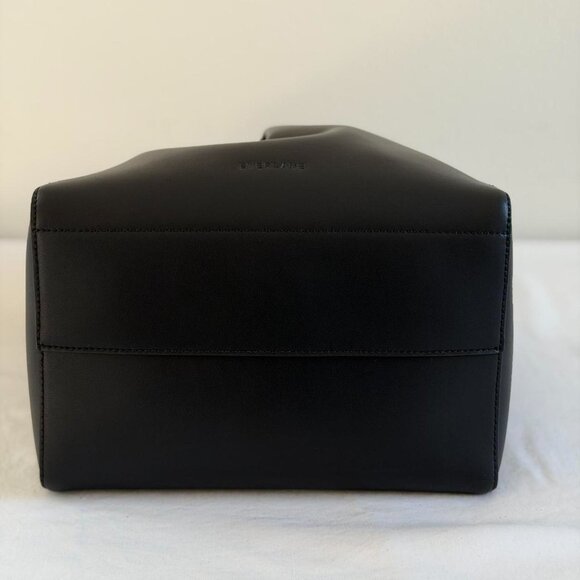 Everlane Form Bag Review - Mademoiselle Everlane The Studio Bag in Black